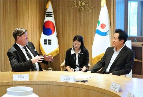 오세훈 서울시장(오른쪽)이 8일 서울시청에서 피터 젝 레드닷 회장과 만나 '디자인 도시 서울'의 발전 방향을 논의하고 있다. 레드닷은 세계 3대 디자인 어워드로 손꼽힌다. 연합뉴스