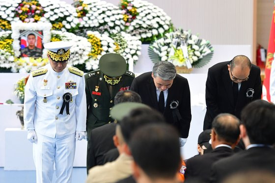 7월 22일 경북 포항시 남구 해병대 1사단 내 김대식 관에서 엄수된 채모 상병 영결식에서 이종섭 국방장관(오른쪽 두번째)이 유가족들에게 고개를 숙이고 있다. 채 상병은 집중호우 피해지역인 경북 예천군에서 실종자 수색 도중 급류에 휩쓸려 순직했다. 뉴스1