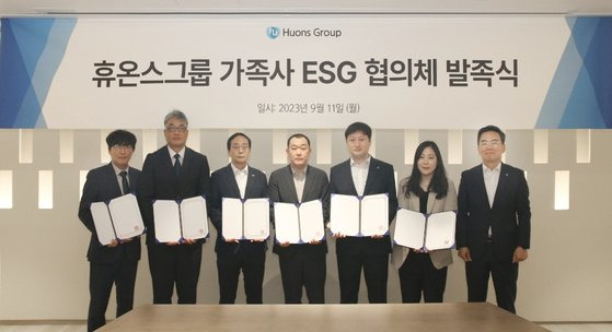 휴온스글로벌 송수영 대표(우측 첫번째)와 휴온스그룹 관계자들이 지난 11일 성남 판교 사옥에서 열린 ‘휴온스그룹 가족사 ESG 협의체’ 발족식에서 기념 촬영을 하고 있다.