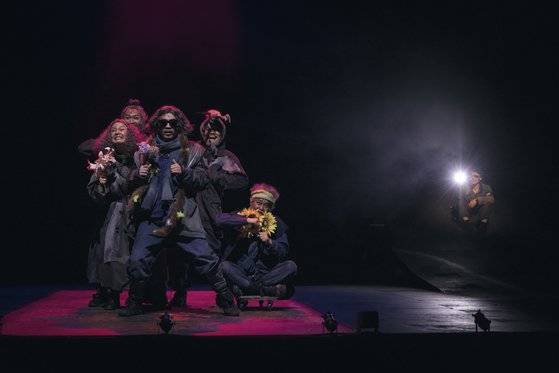 연극 ‘이 불안한 집’. 사진 국립극단