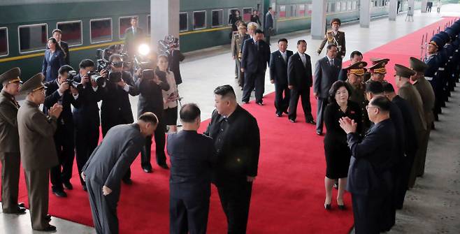 출발 김정은 북한 국무위원장이 지난 10일 평양에서 러시아행 열차에 탑승하기 전 환송 나온 사람들과 인사를 나누고 있다. 연합뉴스