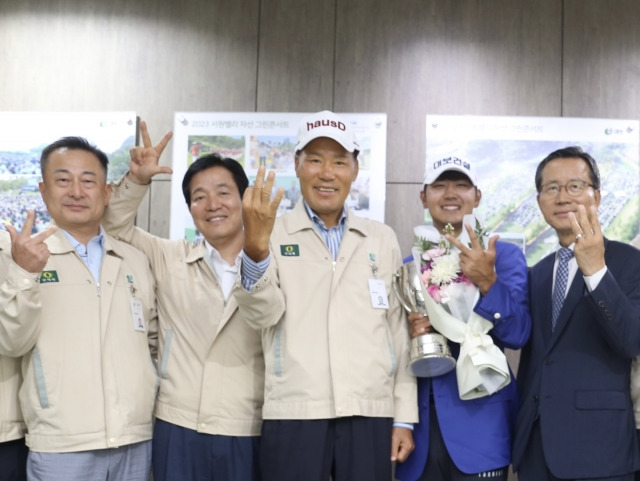 지난 10일 끝난 신한동해오픈에서 우승한 고군택이 구단주인 대보그룹 최등규회장(왼쪽에서 세 번째), 단장인 이석호 대표(오른쪽 끝) 등 대보그룹 임원들과 함께 승리의 V자를 그리며 포즈를 취하고 있다. 서원밸리GC 제공