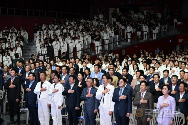 12일 서울 송파구 올림픽공원에서 열린 '2022 항저우 하계아시아경기대회 결단식'에서 선수 및 참석자들이 국기에 대한 경례를 하고 있다.