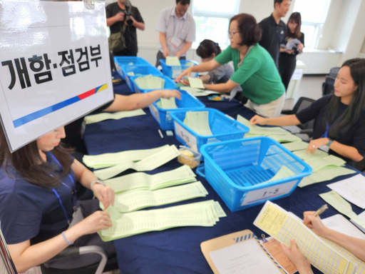 12일 오전 인천 미추홀구 정부인천지방합동청사 4층 대회의실에서 미추홀구선거관리위원회 직원들이 내년 4월10일에 치러질 제22대 국회의원 선거(총선)에 대비해 모의개표 실습을 하고 있다. 황남건기자