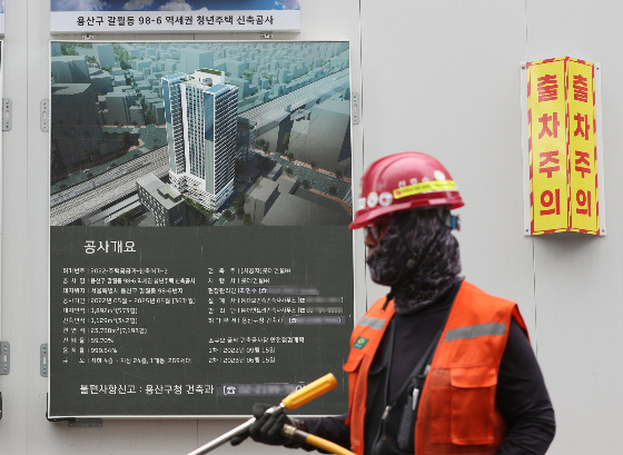 12일 한국건설산업연구원이 발표한 '2023년 8월 건설경기실사 종합실적지수(CBSI)에 따르면 지난달 지수는 전월 대비 19.3포인트(p) 하락한 70.5로 지난 6~7월 증가세를 마감함과 동시에 70선 초반대로 진입하며 다시금 부진한 모습을 보였다. 이달 전망치는 71.8로 소폭 늘어날 전망이나 70선 초반에 불과해 여전히 침체 상태에 머무를 것으로 예상된다./사진=뉴스1