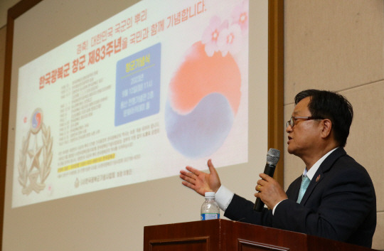 이형진 한국광복군기념사업회 회장이 12일 오전 서울 용산구 전쟁기념관에서 열린 제83주년 한국광복군 창군 기념식에서 발언하고 있다. 뉴시스 제공