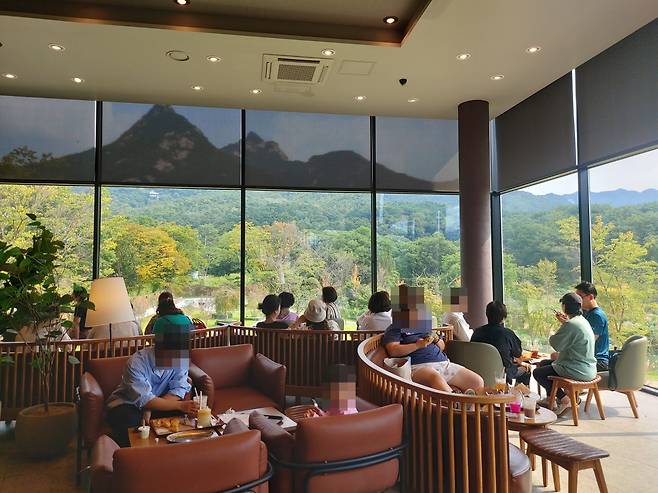 12일 서울 은평구에 있는 스타벅스 더북한산점 2층. 창밖으로 북한산이 보인다. 김희량 기자