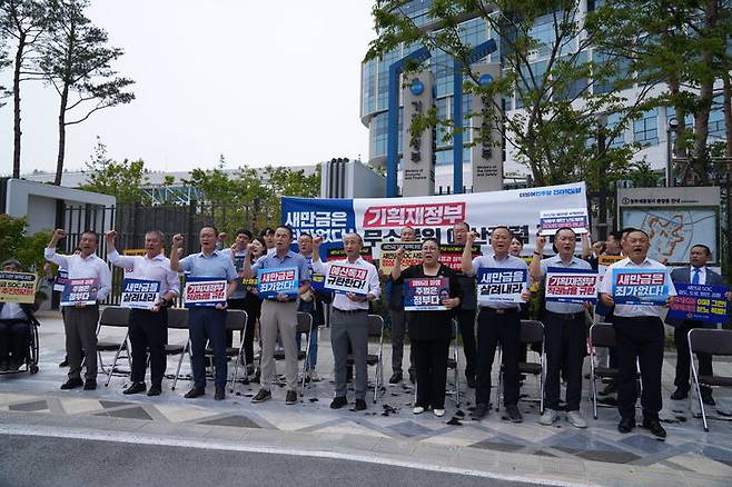 [세종=뉴시스] 전북도의회 의원들이 12일 세종시 정부세종청사 기획재정부 앞에서 정부의 새만금 사회간접자본(SOC) 예산 삭감 복원 촉구 삭발식을 가진 후 정부를 규탄하는 구호를 외치고 있다. (사진=전라북도의회 제공) 2023.09.12.  *재판매 및 DB 금지