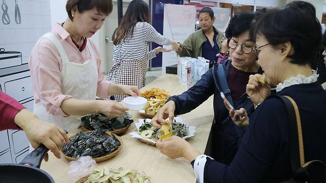 [거창=뉴시스] 사단법인 백년커뮤니티 부각요리 시식을 하고 있다. *재판매 및 DB 금지 *재판매 및 DB 금지