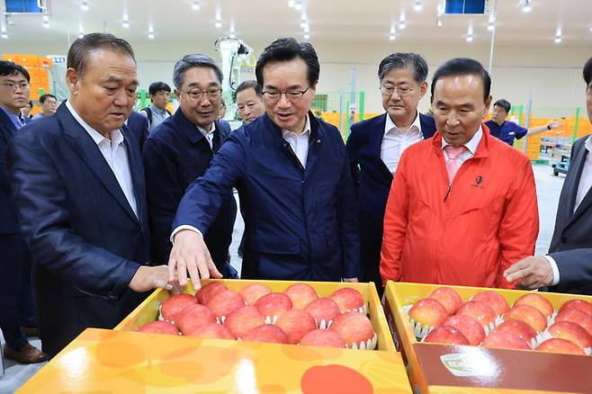 [세종=뉴시스] 정황근 농림축산식품부 장관이 12일 충남 보은군 과수 거점 산지유통센터를 방문, 추석 과수 성수품 수급 상황을 점검했다. (사진=농식품부 제공) *재판매 및 DB 금지