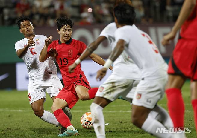 [창원=뉴시스] 정병혁 기자 = 12일 경남 창원축구센터에서 열린 AFC U-23 아시안컵 예선 B조 대한민국 대 미얀마의 경기, 오재혁이 슛을 하고 있다. 2023.09.12. jhope@newsis.com