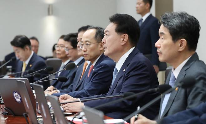 윤석열 대통령이 12일 서울 용산 대통령실 청사에서 열린 국무회의에서 발언하고 있다. 연합뉴스