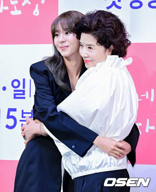 [OSEN=지형준 기자] 12일 오후 라마다 서울 신도림 호텔에서 KBS2 새 주말드라마 ‘효심이네 각자도생’ 제작발표회가 열렸다.KBS 2TV 새 주말드라마 ‘효심이네 각자도생’(연출 김형일, 극본 조정선, 제작 아크미디어)은 타고난 착한 성품과 따뜻한 공감능력으로 평생 가족에게 헌신했던 딸 ‘효심’이 자신을 힘들게 했던 가족에게서 벗어나 독립적인 삶을, ‘효심’의 헌신과 희생에 기생했던 가족들은 각자의 주체적 삶을 찾아가는 과정을 그린 가족해방 드라마다. 주말드라마 ‘흥행퀸’ 유이가 타이틀롤 ‘이효심’을 맡아 4년만에 KBS 주말 안방극장으로 돌아오면서 기대를 모으고 있는 작품이다.배우 유이, 윤미라가 포토타임을 하고 있다. 2023.09.12 /jpnews@osen.co.kr