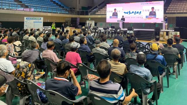 ▲전북 축산인한마음대회가 12일 전북 남원에서 열린 가운데 기념식이 진행되고 있다. ⓒ전북도