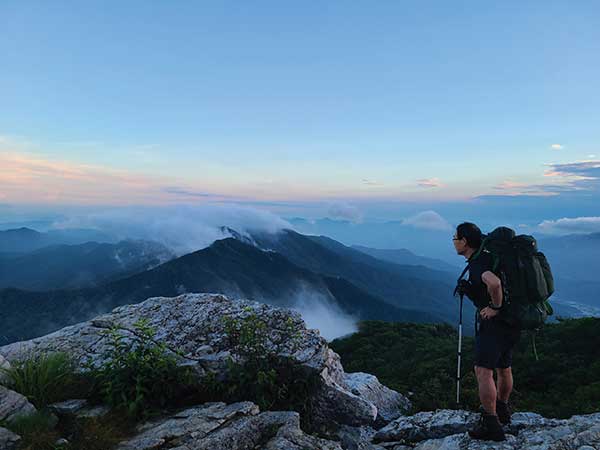 지난 7월 명지~연인산 야영산행에 나섰던 조승연씨가 명지산에서 연인산을 바라보고 있다.