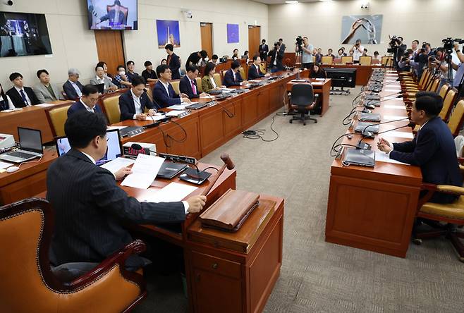 장제원 국회 과방위 위원장이12일 서울 여의도 국회에서 열린 과학기술정보방송통신위원회 전체회의에서 의사봉을 두드리고 있다. 뉴스1