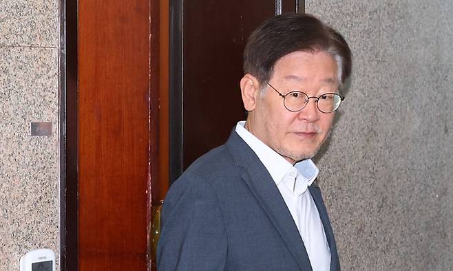 이재명 더불어민주당 대표가 12일 '대북송금 의혹' 관련 6차 검찰 소환조사에 출석하기 위해 서울 여의도 국회를 나서고 있다. 공동취재사진