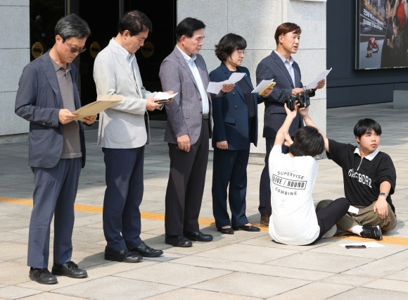 KBS 이사회가 김의철 사장의 해임안을 의결한 12일 오후 서울 영등포구 KBS 본관에서 류일형 이사가 부당 해임을 주장하는 발언을 하고 있다. 왼쪽부터 정재권, 이상요, 김찬태, 조숙현, 류일형 이사. 2023.9.12 연합뉴스