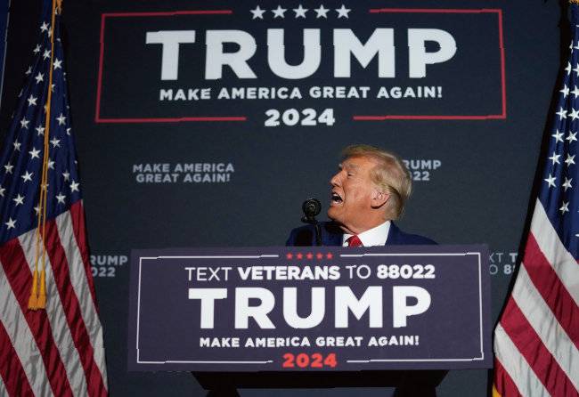 미국 공화당 대선후보인 도널드 트럼프 전 미국 대통령이 8월 8일(현지 시각) 뉴저지주 윈덤의 윈덤 고등학교에서 선거 유세 연설을 하고 있다. ‘미국 우선주의’를 강조해 온 트럼프 전 대통령이 당선될 경우 대만을 포기할 가능성도 배제할 수 없다. [AP/뉴시스]