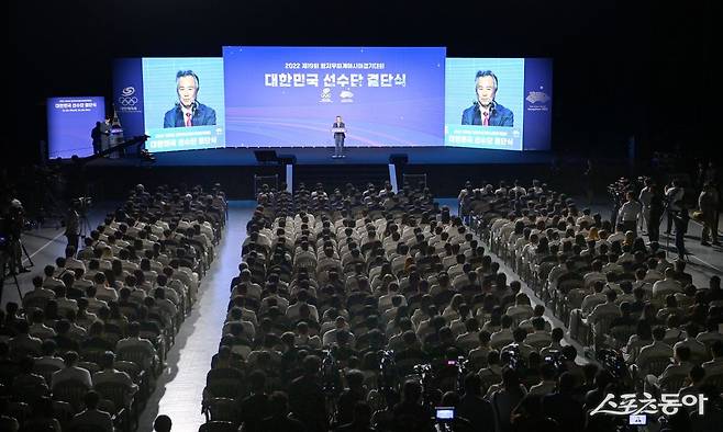 12일 서울 방이동 올림픽공원 올림픽홀에서 ‘제 19회 항저우 아시안게임’ 결단식이 열렸다. 이기흥 대한체육회 회장이 축사를 이야기하고 있다. 김민성 기자 marineboy@donga.com