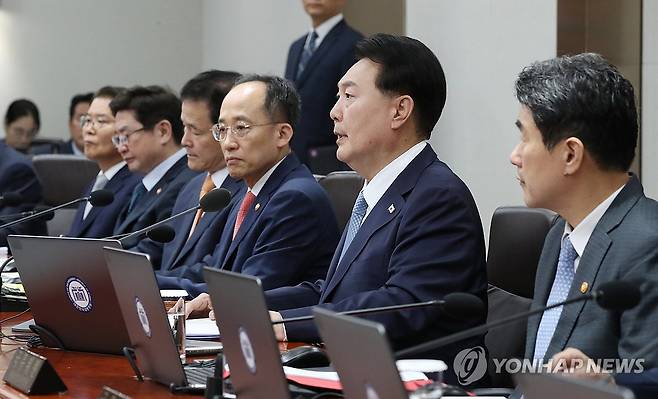 국무회의에서 발언하는 윤석열 대통령 (서울=연합뉴스) 진성철 기자 = 윤석열 대통령이 12일 서울 용산 대통령실 청사에서 열린 국무회의에서 발언하고 있다. 2023.9.12 [대통령실통신사진기자단] zjin@yna.co.kr