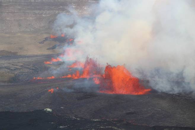 두달만에 분화한 하와이 킬라우에아 화산 [AFP=연합뉴스. USGS Volcanoes 제공]