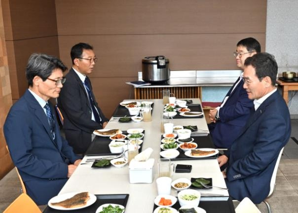 부산해수청·HJ중공업, 수산물 소비 활성화 협약 윤종호 부산해양수산청장(앞줄 왼쪽)과 유상철 HJ중공업 조선 부문 대표이사가 HJ 중공업 구내식당에서 가자미구이, 조미김 등 우리 수산물 메뉴로 점심을 먹고 있다. [부산해수청 제공]