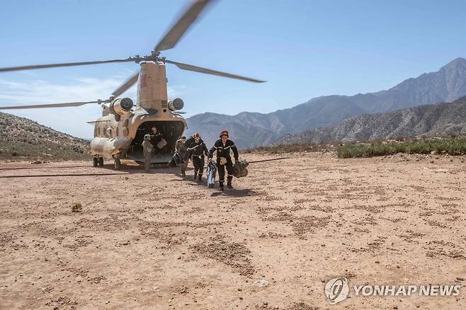 모로코 지진 피해 현장에 도착한 구호인력 헬기 [AFP 연합뉴스 자료 사진]