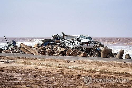 홍수 난 리비아 동북부 데르나시 해안도로 모습 [벵가지 리비아 동부 정부/AFP 연합뉴스, 재판매 및 DB 금지]