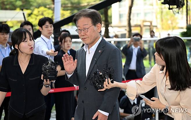 수원지검 들어서는 이재명 대표 (수원=연합뉴스) 홍기원 기자 = 더불어민주당 이재명 대표가 '쌍방울 그룹 대북 송금' 의혹 관련 피의자 신분으로 조사를 받기 위해 12일 오후 경기도 수원시 영통구 수원지방검찰청으로 출석하고 있다. 2023.9.12 [공동취재] xanadu@yna.co.kr