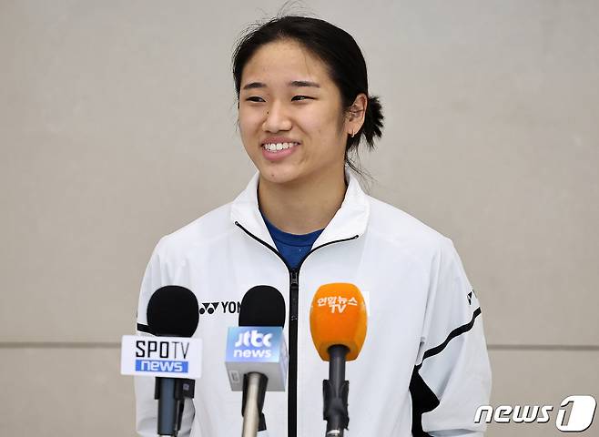 2023 세계배드민턴연맹(BWF) 월드투어 중국 오픈 여자 단식 정상에 오른 ‘셔틀콕 퀸’ 안세영이 11일 오후 인천국제공항을 통해 귀국 후 취재진과 인터뷰를 하고 있다. 2023.9.11/뉴스1 ⓒ News1 김진환 기자