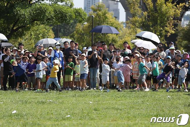 '2023 한강 종이비행기 축제'에 참가한 어린이들이 종이 비행기를 날리고 있다/뉴스1 ⓒ News1 이승배 기자