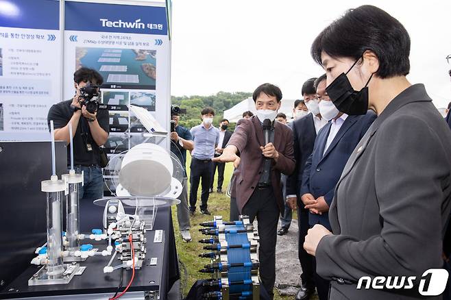 한화진 환경부 장관이 21일 오후 경기도 성남시 한국수자원공사 경기 동남권지사에서 열린 ‘물 에너지 활용 그린수소 실증시설’ 착공식에서 전시된 수소 설비에 대한 설명을 듣고 있다. (환경부 제공) 2022.7.21/뉴스1