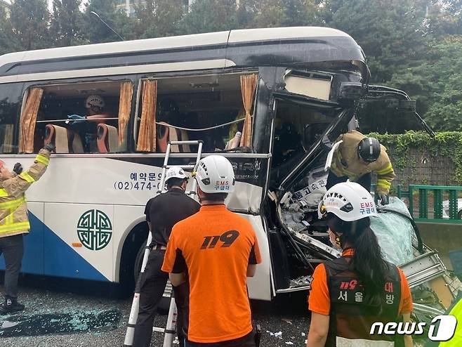 13일 오후 2시38분쯤 경부고속도로 상행선 서초IC에서 반포IC 1㎞ 지점에서 추돌사고가 발생했다.ⓒ 뉴스1(서초경찰서 제공)