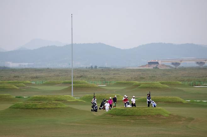 직선과 분화구의 오묘한 조화로 눈길을 끄는 코스모스 링스는 달 표면 같은 착시를 불러일으킨다. 사진 | KPGA