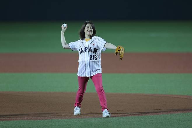 일본 기시다 유코 총리 영부인이 13일 일본-푸에르토리코전 시구를 했다. 사진출처 | WBSC.