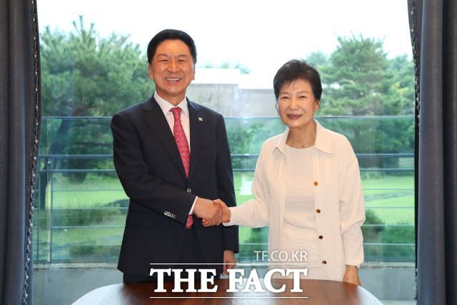 13일 오후 김기현 국민의힘 당대표가 대구 달성군 유가읍의 박근혜 전 대통령 사저를 방문해 1시간 가량 환담을 나눴다. 김기현 대표와 박근혜 전 대통령 / 국민의힘