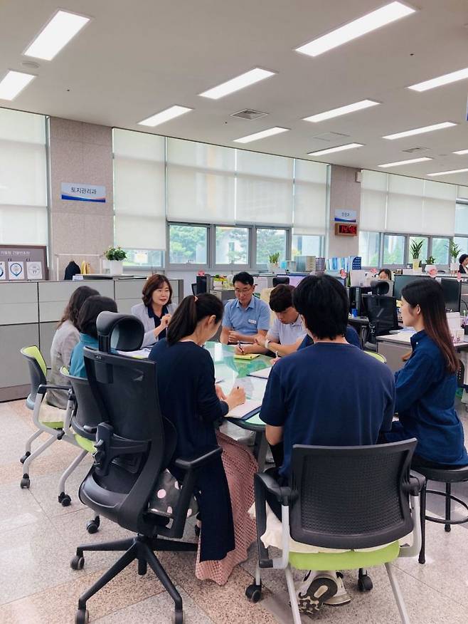 사천시가 공무원 행동강령 부서 순회 교육을 하고 있다.