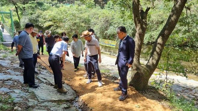 김화영 회원구청장이 제2금강산을 점검하고 있다.