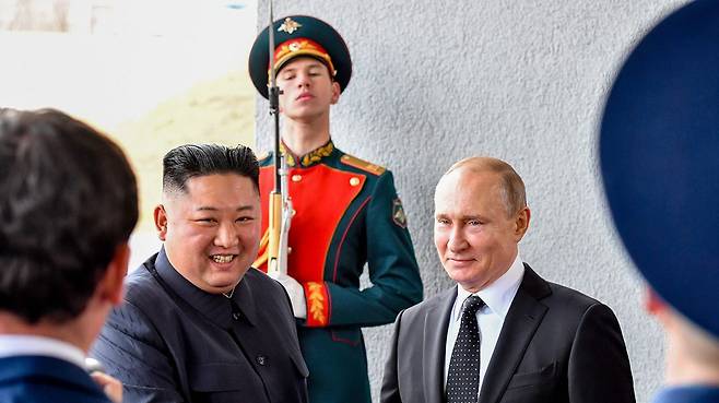 김정은 북한 국무위원장과 블라디미르 푸틴 러시아 대통령이 지난 2019년 4월 25일 러시아 블라디보스토크에서 정상회담하기 전 기념촬영하는 모습. /연합뉴스