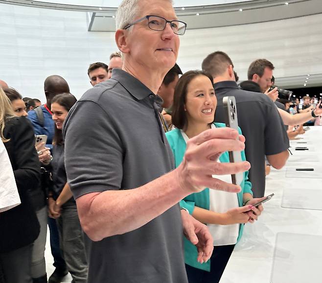 12일(현지 시각) 미국 애플 본사에서 열린 아이폰15 공개행사에 나타난 팀 쿡 애플 CEO./오로라 특파원