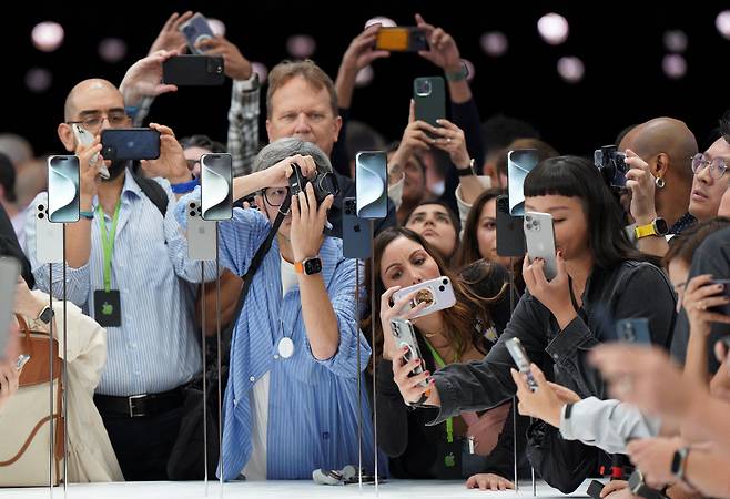 9월 12일(현지 시각) 미국 캘리포니아주 쿠퍼티노 애플 본사에서 열린 '원더러스트' 행사에서 사람들이 새로 출시된 '아이폰 15 프로'를 촬영하고 있다./로이터 연합뉴스