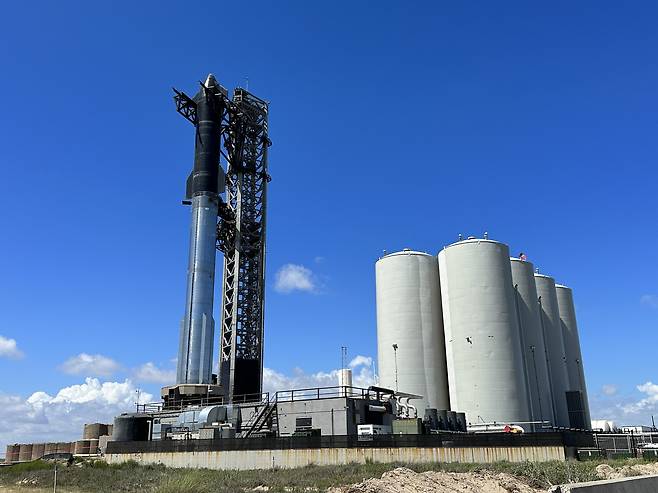 선인장과 잡초, 모래가 전부인 허허벌판 위로 높이 120m, 중량 5000t 규모의 육중한 스페이스X 로켓이 발사대와 연결된 채 서 있었다./보카치카=오로라 특파원