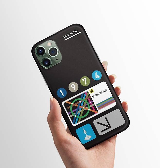 서울지하철 굿즈 휴대전화 케이스. /서울지하철