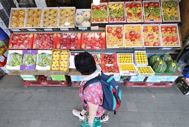 서울 동대문구 청량리종합시장에서 한 시민이 과일을 살펴보고 있다. ⓒ뉴시스