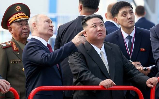 김정은(오른쪽 두 번째) 북한 국무위원장이 13일(현지시간) 러시아 아무르주 보스토치니 우주기지에서 블라디미르 푸틴 러시아 대통령과 회담 후 소유스-2 로켓 발사 시설을 둘러보고 있다. ⓒ AP/뉴시스
