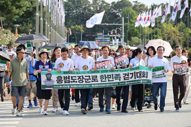 홍범도장군기념사업회가 10일 홍범도장군로 시민 걷기대회를 열었다. 걷기대회에 참가한 우원식 더불어민주당 의원 등 더불어민주당 관계자들이 대전현충원에 도착해 홍범도 장군묘역까지 걸어가고 있다. 대전=연합뉴스