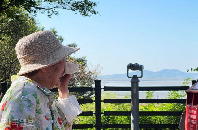 교동도 망향대에서 북녘을 응시하던 실향민 김순섭 할머니가 끝내 울음을 터트렸다.