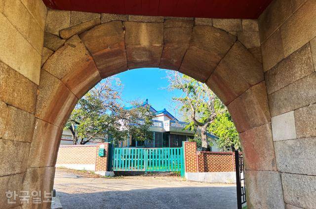 교동읍성 남문으로 들어서면 바로 민가가 나타난다.