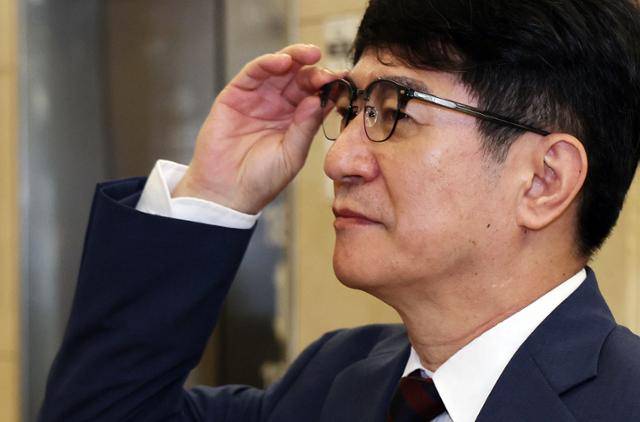 이균용 대법원장 후보자가 지난달 31일 오전 서울 서초구 인사청문회 준비 사무실로 출근하며 승강기를 기다리고 있다. 뉴스1